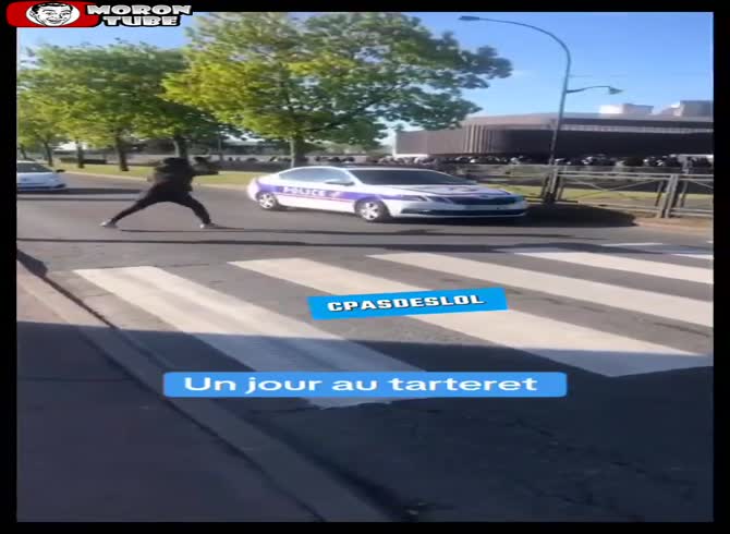 Video :Police policemen run away when riffraff attacks them